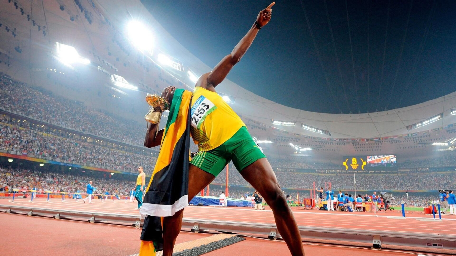 夜幕降临：灯火辉煌的夜间比赛，夜幕降临是什么意思常用来形容什么